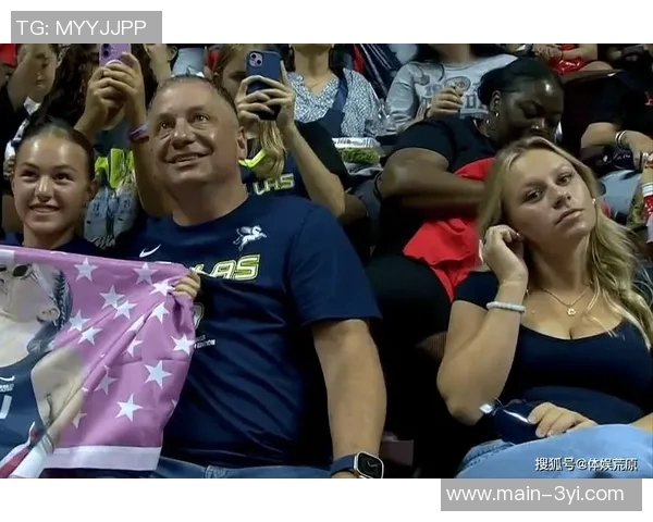 佩奇携女友与队友重返母校共同庆祝NCAA冠军戒指荣耀时刻 佩奇携女友与队友重返母校共同庆祝NCAA冠军戒指荣耀时刻