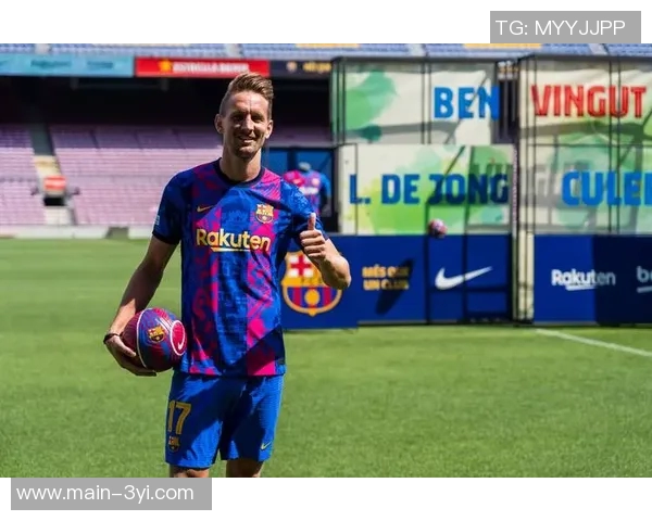 埃因霍温宣布卢克德容告别仪式球员荣登星光大道荣耀时刻