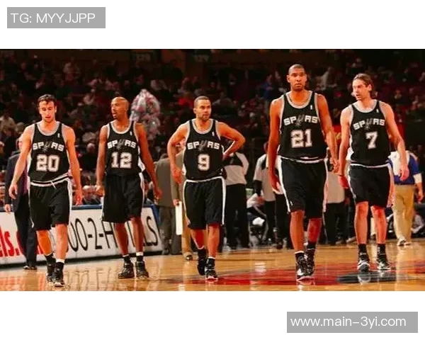 德克萨斯大学橄榄球队成员观战马刺星三代曼宁与文班合影互换球衣精彩瞬间