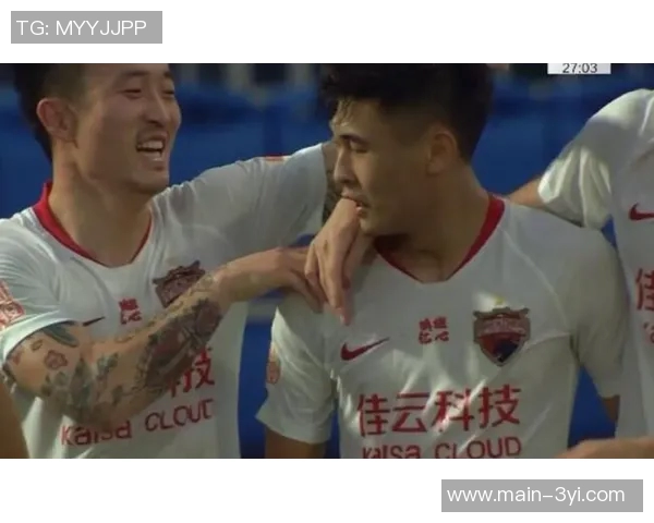 广东队追平中国香港陈伟禁区内巧妙过人后射门得分